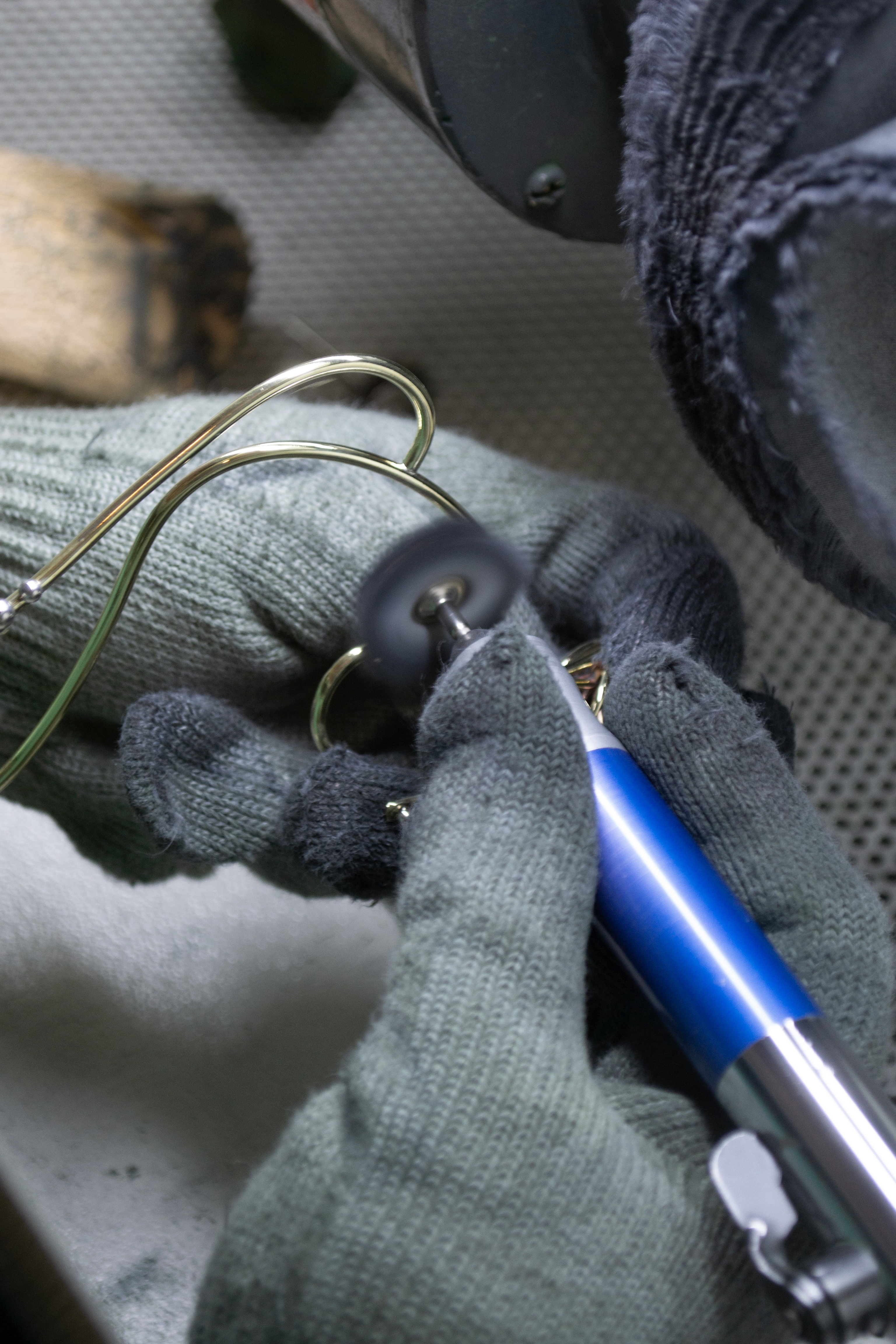 Yuyeong Choi working on a VOKCHOI jewel by hand